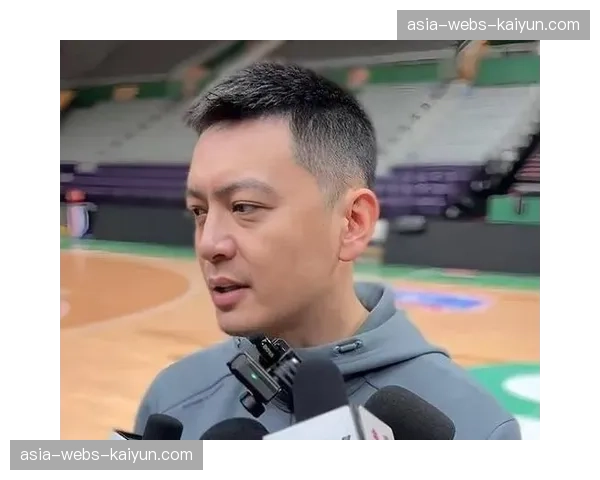 终场哨响，杨鸣与队员一一拥抱，祝贺对手夺得总冠军
