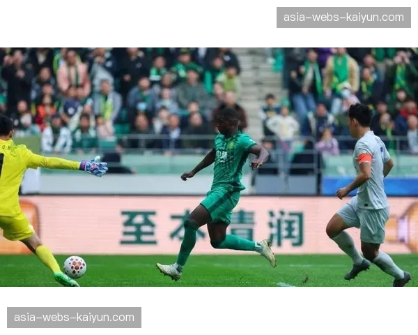 欧塞尔球员因战术纪律问题被换下，主帅场边对其丢失球权后回防缓慢表示不满